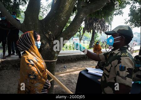 Nabinnagar, India – 03/11/2020: Il campo medico libero mirato ad aiutare gli abitanti del villaggio, durante la pandemia di coronavirus da parte della forza di sicurezza di confine indiana. Foto Stock