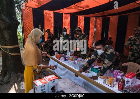 Nabinnagar, India – 03/11/2020: Il campo medico libero mirato ad aiutare gli abitanti del villaggio, durante la pandemia di coronavirus da parte della forza di sicurezza di confine indiana. Foto Stock