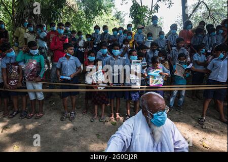 Nabinnagar, India – 03/11/2020: Il campo medico libero mirato ad aiutare gli abitanti del villaggio, durante la pandemia di coronavirus da parte della forza di sicurezza di confine indiana. Foto Stock