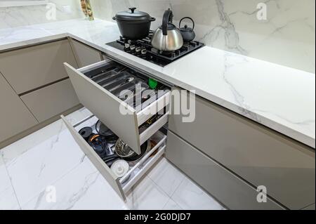 Cassetto aperto con posate in moderna cucina woden bianco in stile classico Foto Stock