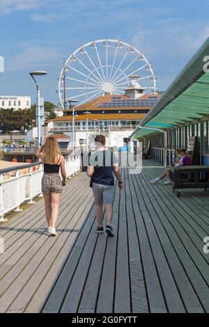 Bournemouth, Dorset UK. 2 Giugno 2021. Tempo nel Regno Unito: Sole caldo e frizzante alle spiagge di Bournemouth, mentre chi cerca il sole si dirige verso il mare per godersi il sole durante il semestre. Credit: Carolyn Jenkins/Alamy Live News Foto Stock