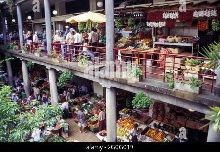 Il vecchio mercato-hall a due piani. La vita quotidiana al mercato storico di Funchal. Foto Stock