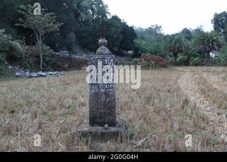 TRIBÙ LANJIA SAORA. Cimitero con memoriale ancestrale nel campo. Gunpur Villaggio di Odisha, India Foto Stock