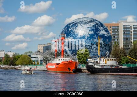 Kaliningrad, Russia, 17 maggio 2021. Nave museo. Una mostra del. Argine del museo marittimo. Edificio a sfera circolare. Foto Stock