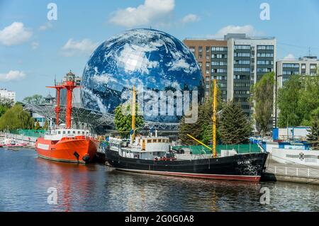 Kaliningrad, Russia, 17 maggio 2021. Nave museo. Una mostra del. Argine del museo marittimo. Edificio a sfera circolare. Foto Stock