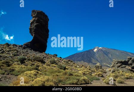 Monte Teide, la montagna più alta della Spagna, come si vede dalle rocce bizzarre di Roques de Garcia. Foto Stock