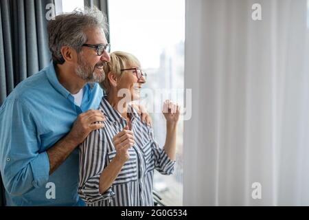 Coppia anziana allegra godendo la vita insieme, divertendosi a casa Foto Stock