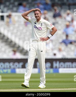 Stuart Broad in Inghilterra reagisce durante il primo giorno della partita di test di assicurazione LV= a Lord's, Londra. Data immagine: Mercoledì 2 giugno 2021. Foto Stock