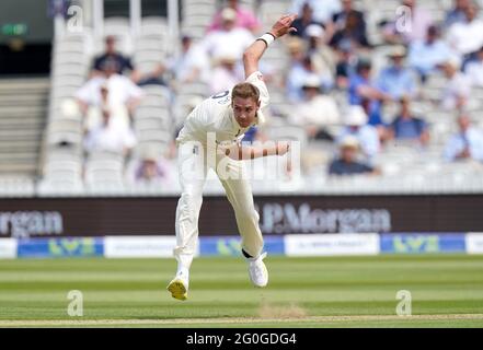 England's Stuart Broad Bowling durante il giorno uno del primo LV= Insurance Test match a Lord's, Londra. Data immagine: Mercoledì 2 giugno 2021. Foto Stock