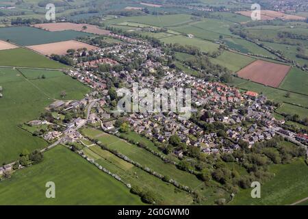 Vista aerea del villaggio di East Keswick, a est di Leeds, West Yorkshire Foto Stock