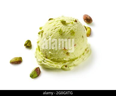 Scoop di gelato al pistacchio con pistacchio su fondo bianco. Gelato isolato per la progettazione di confezioni di gelato al pistacchio. Foto Stock