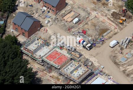 Vista aerea di un betoniera mobile su un nuovo sito di costruzione di alloggi nel South Yorkshire Foto Stock