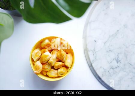 vista dall'alto di una fetta di jackfruits in una ciotola sul tavolo. Foto Stock