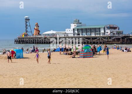 Bournemouth, Dorset UK. 2 Giugno 2021. Tempo nel Regno Unito: Sole caldo e frizzante alle spiagge di Bournemouth, mentre chi cerca il sole si dirige verso il mare per godersi il sole durante il semestre. Credit: Carolyn Jenkins/Alamy Live News Foto Stock