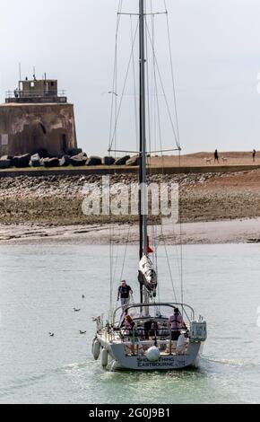 Barche che lasciano il porto, East Sussex Foto Stock