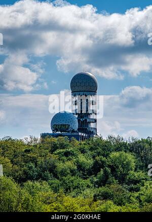 L'ex NSA Spy station.US Observation Tower costruita durante l'era della Guerra fredda sulla collina artificiale di Teufelsberg, Grunewald, Berlin.Now spazio per arte di strada ed eventi Foto Stock