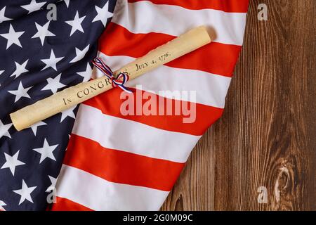 Festa americana. Dichiarazione di Independence pergamena rotolo documento con bandiera USA. Foto Stock