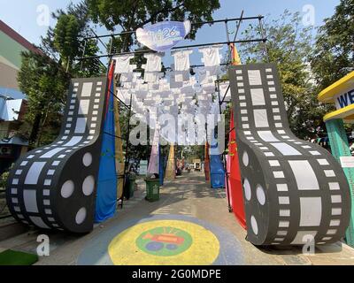 KOLKATA, INDIA - 09 gennaio 2021: Kolkata festival internazionale del film per bambini a Nandan, scultura kolkata del vecchio film Foto Stock