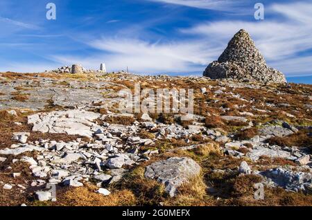 Il grande cairn sulla cima rocciosa di Cairn Table vicino Muirkirk nell'Ayrshire orientale, Scozia. Foto Stock