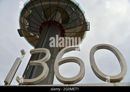 Primo piano delle British Airways i360 sulla spiaggia di Brighton Foto Stock