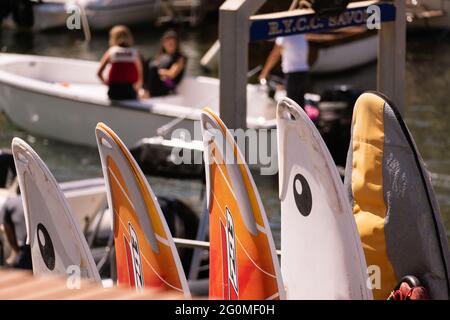 NAPOLI, ITALIA - 31 maggio 2021: Molte tavole da surf diverse in piedi su una rastrelliera di R.Y.C.C. Savoia a Napoli, 31 maggio 2021. Foto Stock