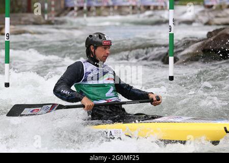 Alexander SLAFKOVSKY della Slovacchia compete nelle semifinali Men's Canoe (C1) durante i Campionati europei di canoa Slalom dell'ECA sulla riv di Dora Baltea Foto Stock