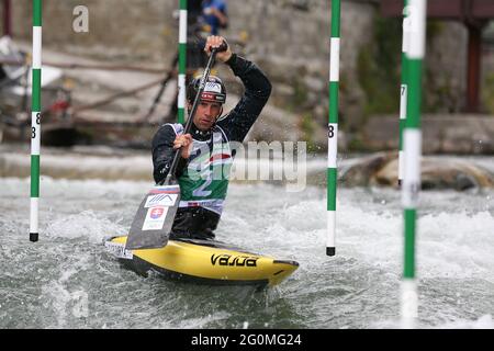 Alexander SLAFKOVSKY della Slovacchia compete nelle semifinali Men's Canoe (C1) durante i Campionati europei di canoa Slalom dell'ECA sulla riv di Dora Baltea Foto Stock