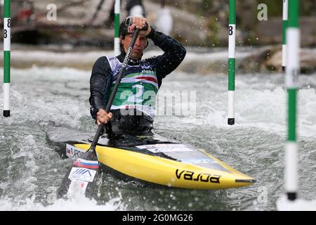 Alexander SLAFKOVSKY della Slovacchia compete nelle semifinali Men's Canoe (C1) durante i Campionati europei di canoa Slalom dell'ECA sulla riv di Dora Baltea Foto Stock