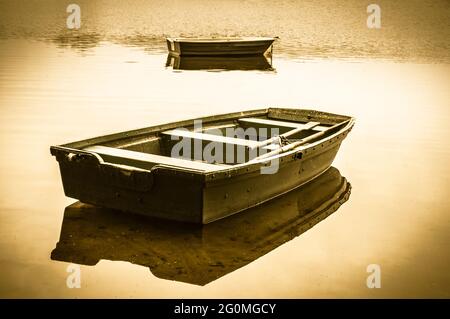 Foto d'epoca della vecchia barca per la pesca sul lago, tranquilla superficie d'acqua. Natura sfondo, effetto vintage. Foto Stock