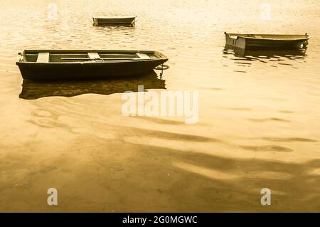 Foto d'epoca della vecchia barca per la pesca sul lago, tranquilla superficie d'acqua. Natura sfondo, effetto vintage. Foto Stock