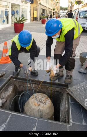 Parigi, Francia. 2 Giugno 2021. I membri del personale lavorano per prelevare campioni nelle fogne per il test COVID-19 in una zona pedonale di Nizza, Francia, 1° giugno 2021. Credit: Xinhua/Alamy Live News Foto Stock