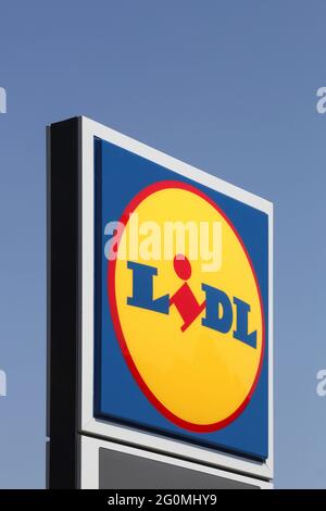 Kolding, Danimarca - 16 agosto 2020: Lidl è una catena tedesca di supermercati con sconti globali, con sede a Neckarsulm, Baden-Wurttemberg, Germania Foto Stock