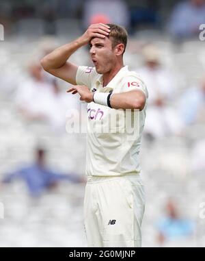 Stuart Broad in Inghilterra reagisce durante il primo giorno della partita di test di assicurazione LV= a Lord's, Londra. Data immagine: Mercoledì 2 giugno 2021. Foto Stock