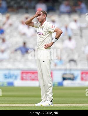 Stuart Broad in Inghilterra reagisce durante il primo giorno della partita di test di assicurazione LV= a Lord's, Londra. Data immagine: Mercoledì 2 giugno 2021. Foto Stock
