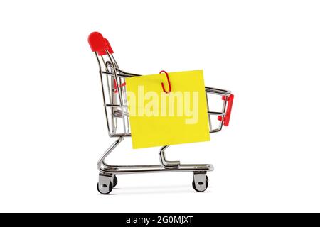 Carrello con nota cartacea su sfondo bianco Foto Stock