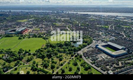 L'Anfield Stadium, sede del Liverpool Football Club e del Goodison Parkhome dell'Everton Football Club, dall'altra parte dello Stanley Park a Liverpool, con vista aerea dello stadio di calcio Foto Stock