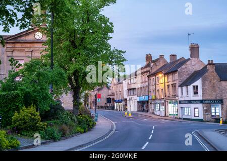 Dawn nella città del cotswold di Chipping Norton, Cotswolds, Oxfordshire, Inghilterra Foto Stock