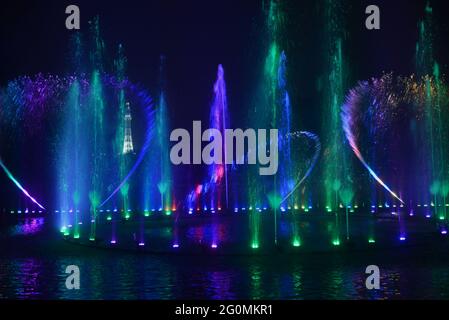 Lahore, Pakistan. 01 Giugno 2021. (6/1/2021) una vista attraente delle colorate fontane danzanti al Greater Iqbal Park di fronte allo storico Minar-e-Pakistan, riaprirsi dopo quasi tre mesi. I funzionari sanitari riaprono i parchi, i giardini e altri luoghi pubblici dopo la terza ondata di covid 19 in Pakistan. (Foto di Rana Sajid Hussain/Pacific Press/Sipa USA) Credit: Sipa USA/Alamy Live News Foto Stock