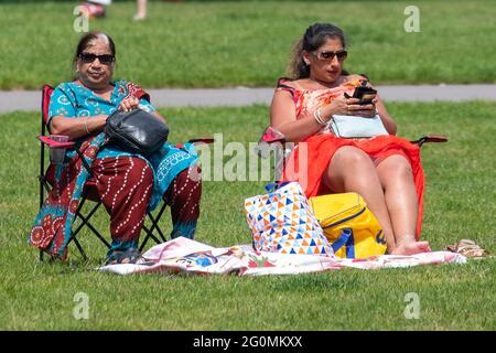 Le persone si fermano al sole a Greenwich Park, Londra, come il Regno Unito ha registrato il suo terzo giorno successivo più caldo dell'anno, con temperature che raggiungono 26,6C in alcune parti del paese. Data immagine: Mercoledì 2 giugno 2021. Foto Stock