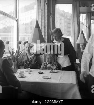 Lavorare in un ristorante negli anni '50. La giovane Rut Berggren sta lavorando come cameriera per guadagnare abbastanza soldi per prendere il suo volo certifikate. Raffigurato al suo lavoro in un ristorante di Stoccolma che serve caffè. 1952 rif. AY45-12 Foto Stock