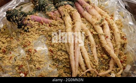 Hinona Kabu Turnip giapponese in vendita al mercato Nishiki, Kyoto Giappone. Foto Stock