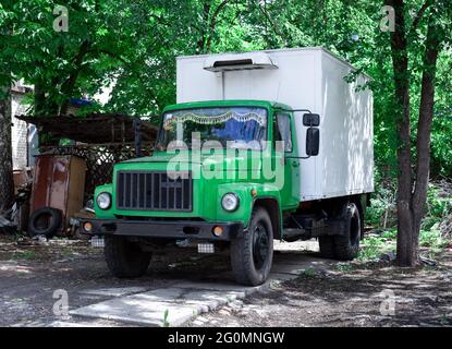 Kharkov, Ucraina - 01 luglio 2018: Frigorifero russo sovietico camion basato su GAZ-3307. Vecchia auto verde abbandonata. Spazzatura. Foto Stock