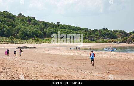 Gairloch, Wester Ross, Scozia, tempo britannico. 2 Giugno 2021. Pomeriggio soleggiato con pochi midrogi in una tranquilla spiaggia di Gairloch. Temperatura 18 gradi centirade. Credit: Arch White/Alamy Live News. Foto Stock