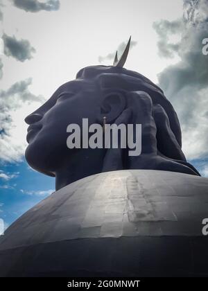 adiyogi lord shiva statua da diverse angolazioni unica immagine è presa a coimbatore india mostrando la statua del dio in montagna e cielo sfondo. Questo Foto Stock