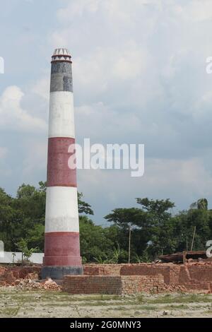 Un forno di mattone in un campo ad una posizione remota in Bangladesh. È usato per produrre mattoni. Foto Stock