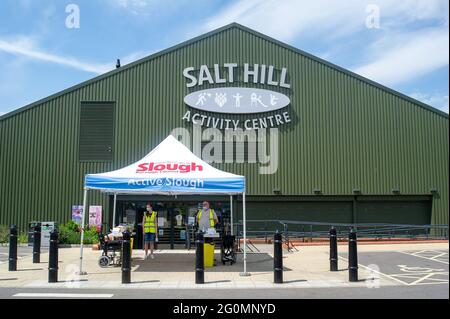 Slough, Berkshire, Regno Unito. 2 Giugno 2021. I vaccini Covid-19 sono ora in fase di estrazione a quelli di età pari o superiore a 30 anni. I volontari lavoravano a Salt Hill Park dirigendo nuovamente coloro che arrivavano per i loro vaccini. Nonostante la nuova variante indiana del Covid-19 sia arrivata nel Regno Unito, la fase finale della tabella di marcia delle restrizioni di blocco del Covid-19 sarà probabilmente revocata dal 21 giugno 2021 se il primo ministro Boris Johnson arriverà. Credit: Maureen McLean/Alamy Live News Foto Stock