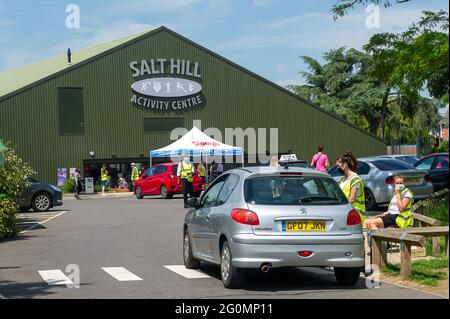 Slough, Berkshire, Regno Unito. 2 Giugno 2021. I vaccini Covid-19 sono ora in fase di estrazione a quelli di età pari o superiore a 30 anni. I volontari lavoravano a Salt Hill Park dirigendo nuovamente coloro che arrivavano per i loro vaccini. Nonostante la nuova variante indiana del Covid-19 sia arrivata nel Regno Unito, la fase finale della tabella di marcia delle restrizioni di blocco del Covid-19 sarà probabilmente revocata dal 21 giugno 2021 se il primo ministro Boris Johnson arriverà. Credit: Maureen McLean/Alamy Live News Foto Stock