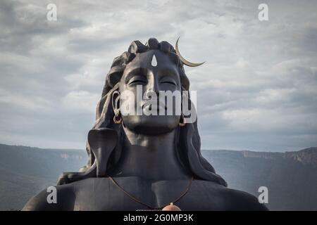 adiyogi lord shiva statua da diverse angolazioni unica immagine è presa a coimbatore india mostrando la statua del dio in montagna e cielo sfondo. Questo Foto Stock