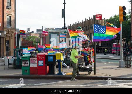 Un venditore, che vende i suoi articoli di orgoglio gay all'angolo tra la settima Ave. E Grove St., di fronte allo Stonewall National Monument a Greenwich Village. Foto Stock