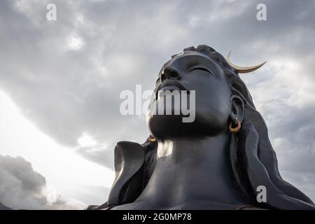 adiyogi lord shiva statua da diverse angolazioni unica immagine è presa a coimbatore india mostrando la statua del dio in montagna e cielo sfondo. Questo Foto Stock